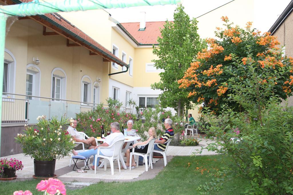 Pension & Weingut Storchenblick Illmitz Extérieur photo